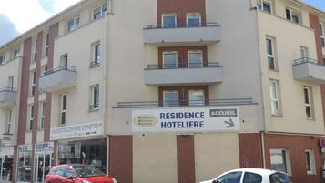 Un hotel con un letrero que indica la dirección a la recepción.