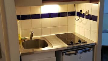 Refrigerador, microondas, placa de cocina, cafetera/tetera