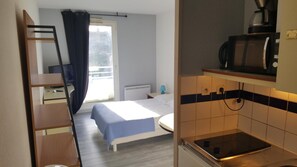 Køleskab, mikrobølgeovn, kogeplade, kaffe-/temaskine
