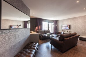Suite Isabelle avec balcon et sauna | Living area | 22-inch flat-screen TV with premium channels, TV - Pointe Isabelle (Chamonix-Mont-Blanc)