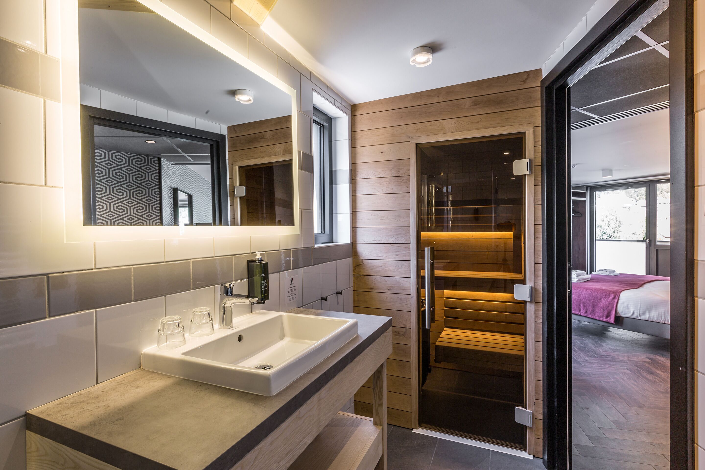 suite summit - avec balcon et sauna | bathroom | shower, free toiletries, hair dryer, towels