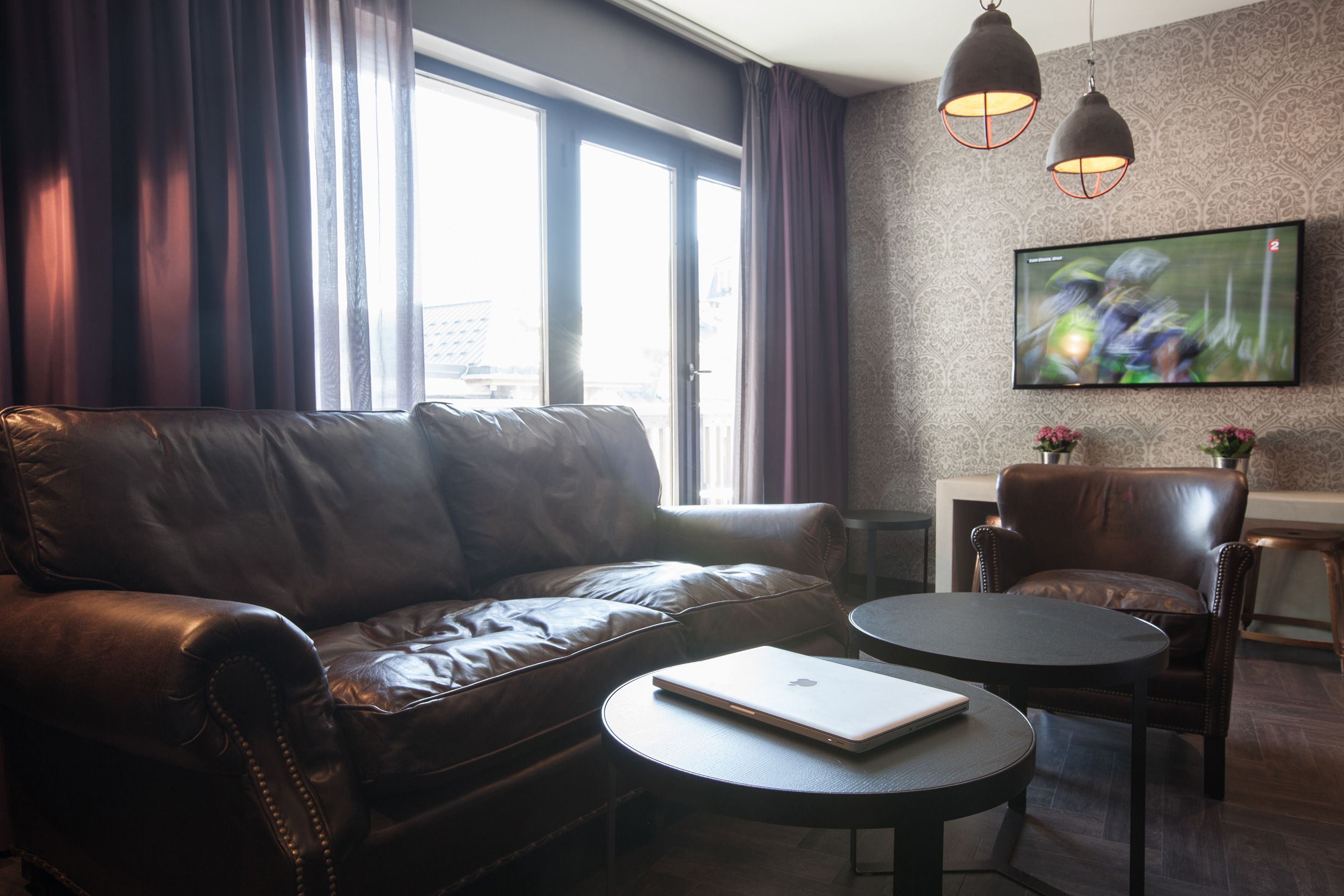 suite isabelle avec balcon et sauna | living area | 22-inch flat-screen tv with premium tv channels, tv