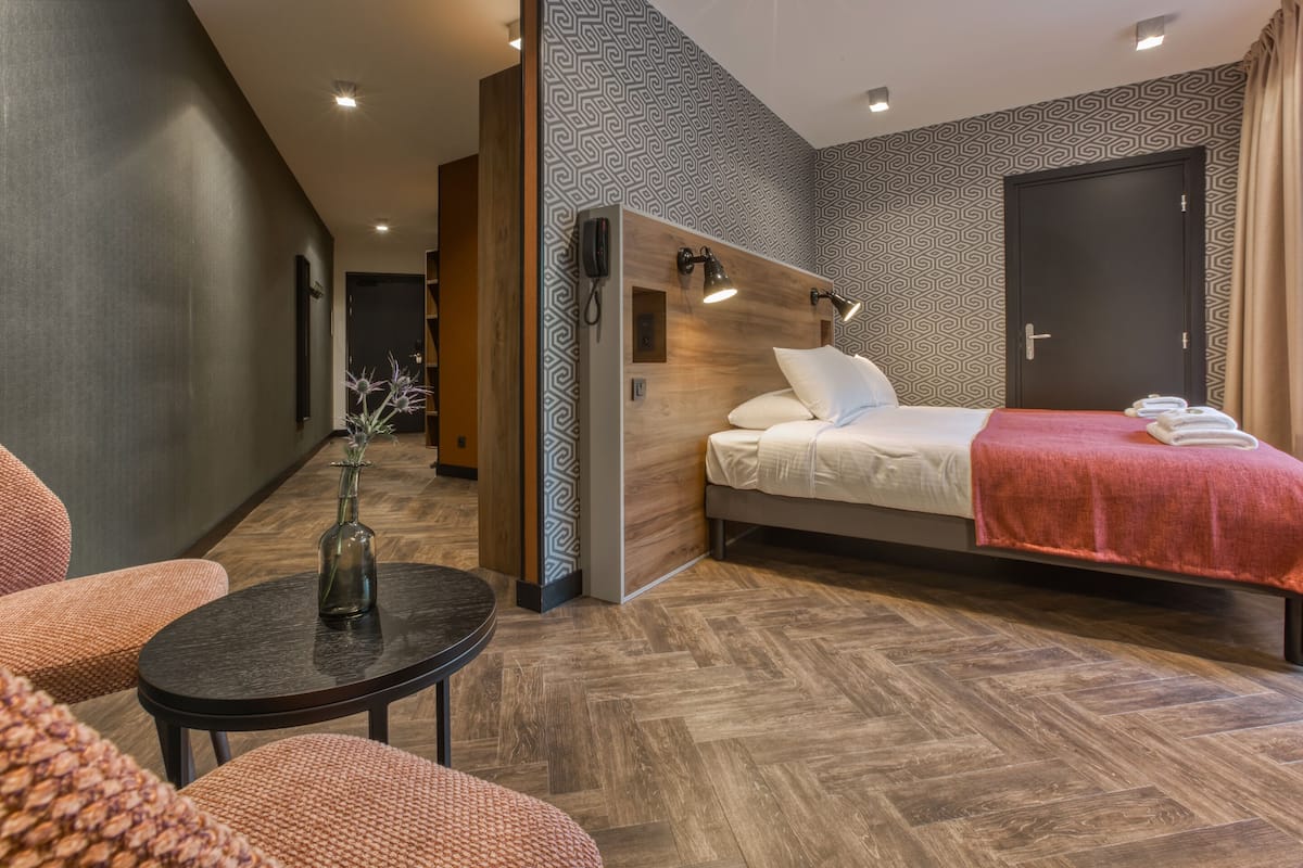 Chambre Quadruple 2 pièces avec balcon | Skrivbord, gratis wi-fi och sängkläder