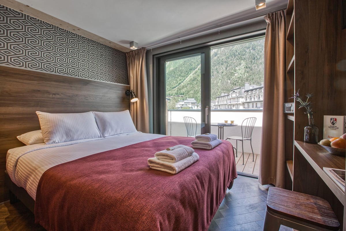 Chambre Double - Summit avec balcon et vue montagnes | Skrivbord, gratis wi-fi och sängkläder