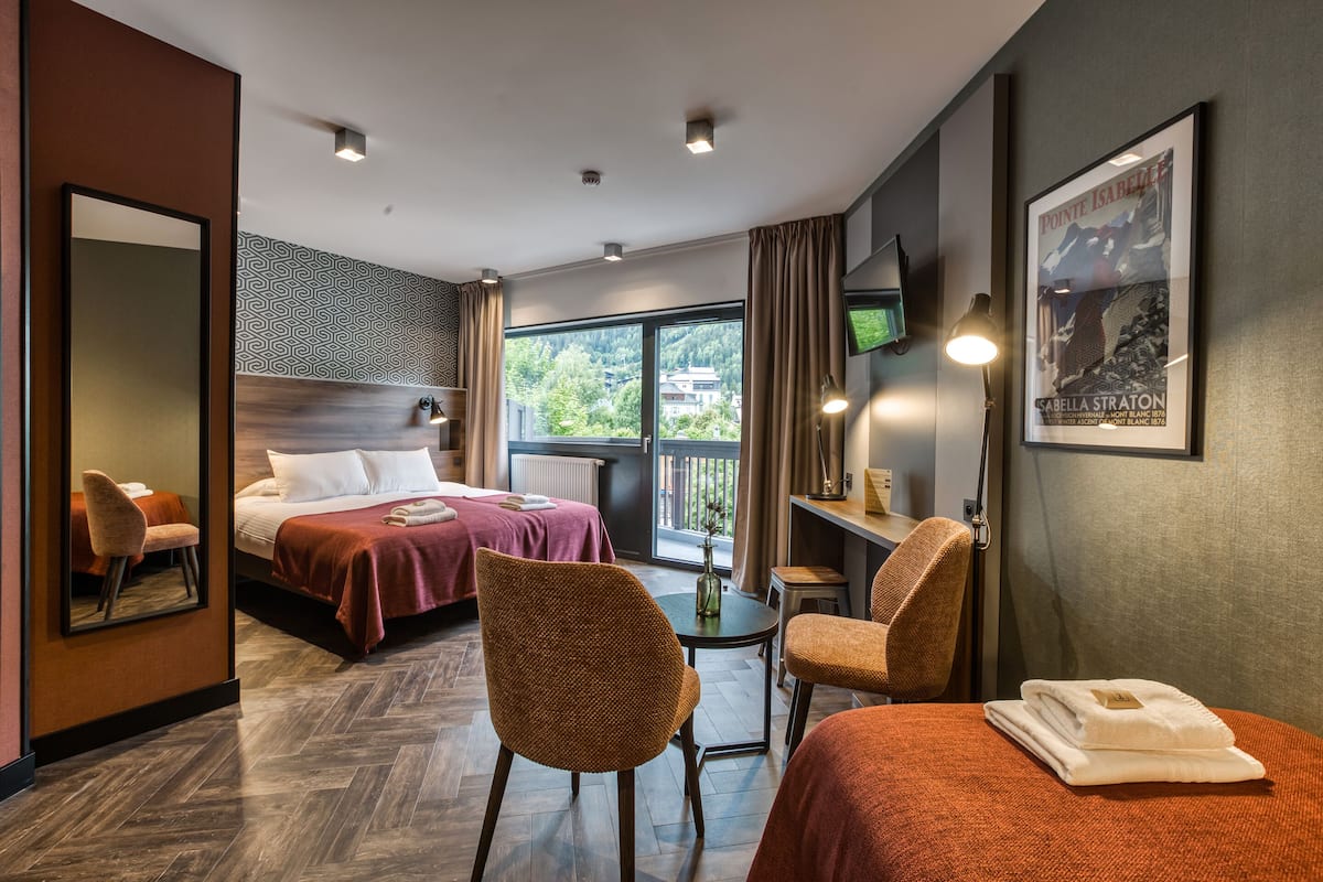 Chambre Triple - Supérieure avec balcon et vue montagne | Skrivbord, gratis wi-fi och sängkläder