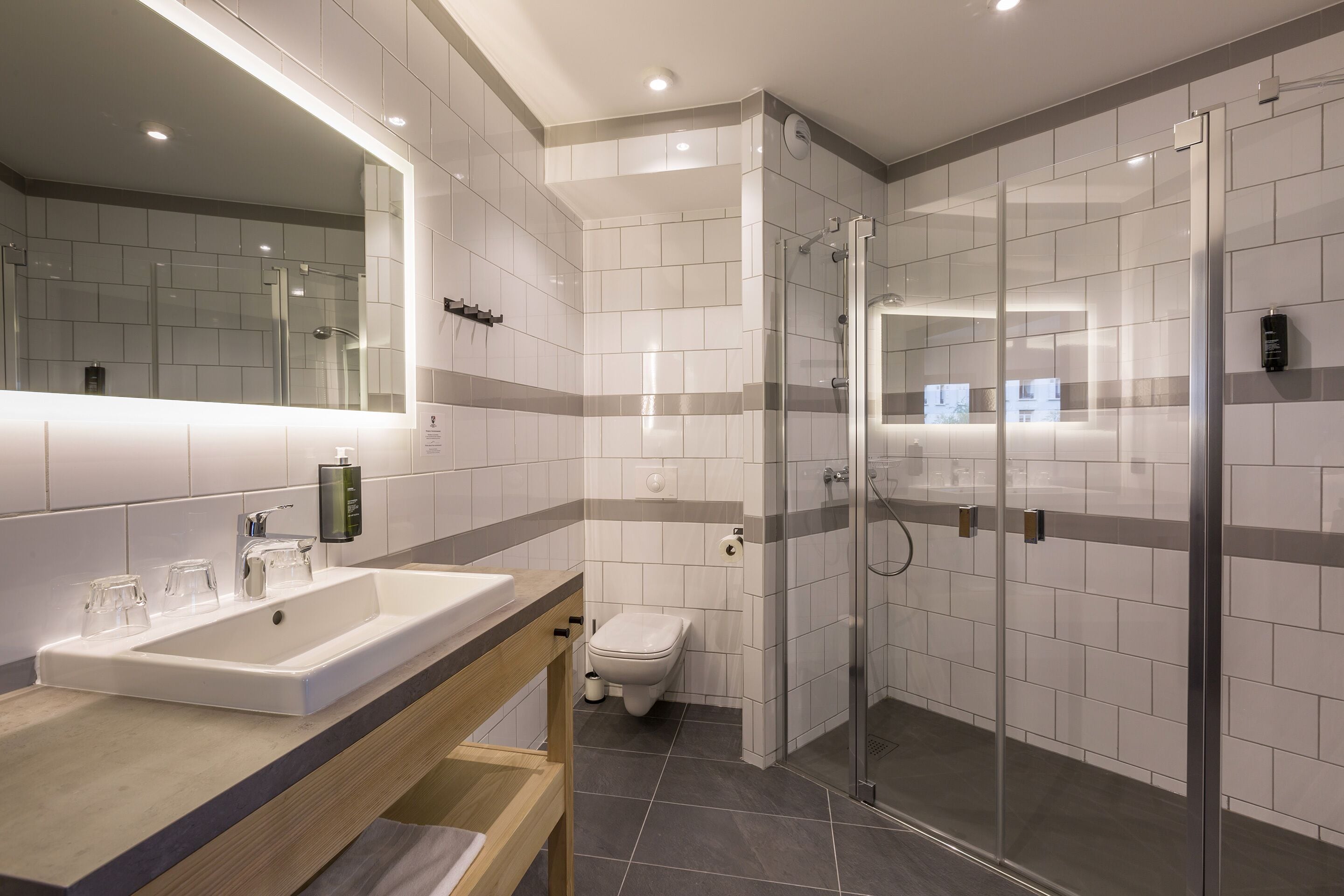 chambre triple - supérieure avec balcon et vue montagne | bathroom | shower, free toiletries, hair dryer, towels