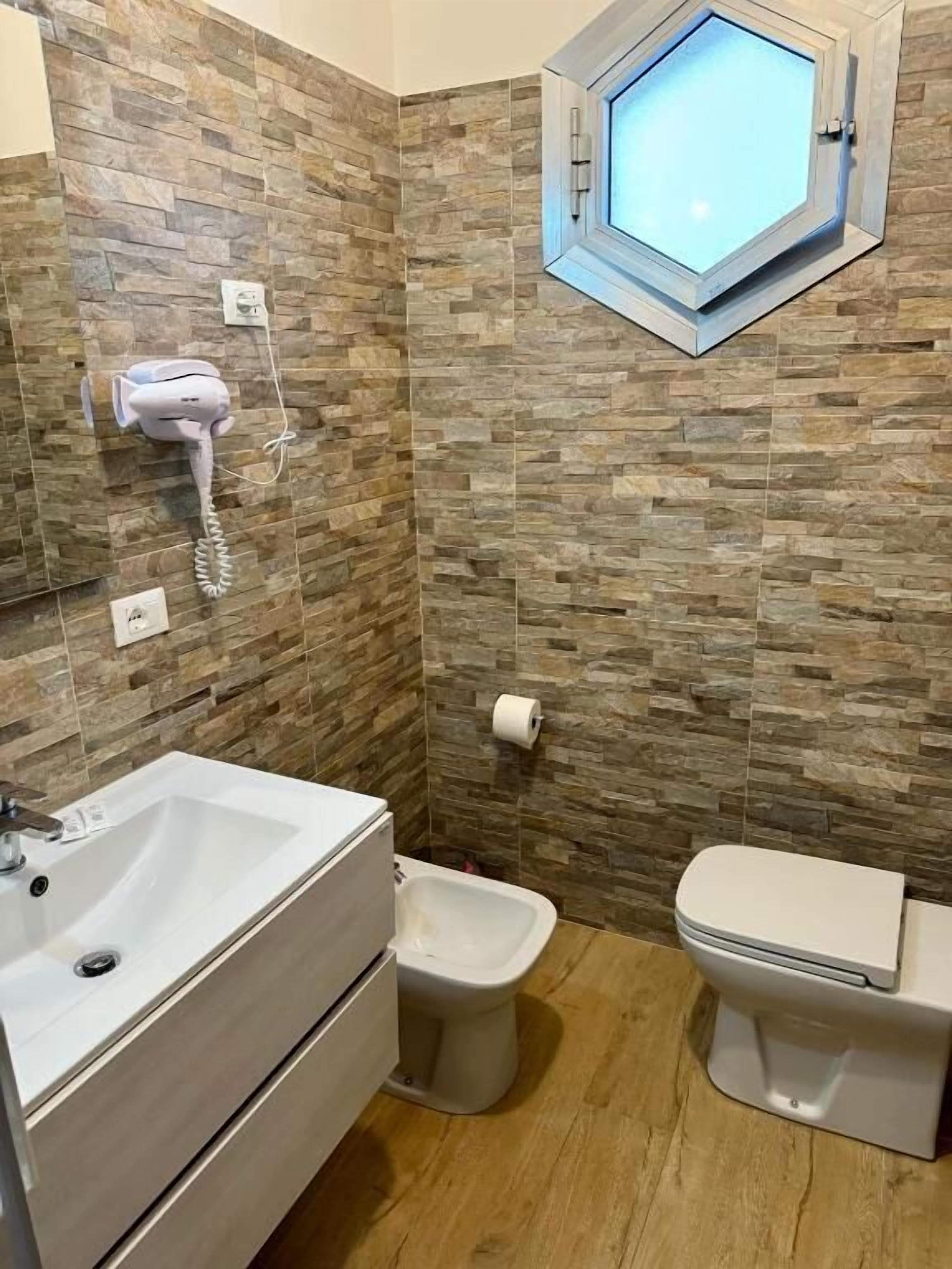 double room | bathroom | combined shower/bathtub, free toiletries, hair dryer, bidet