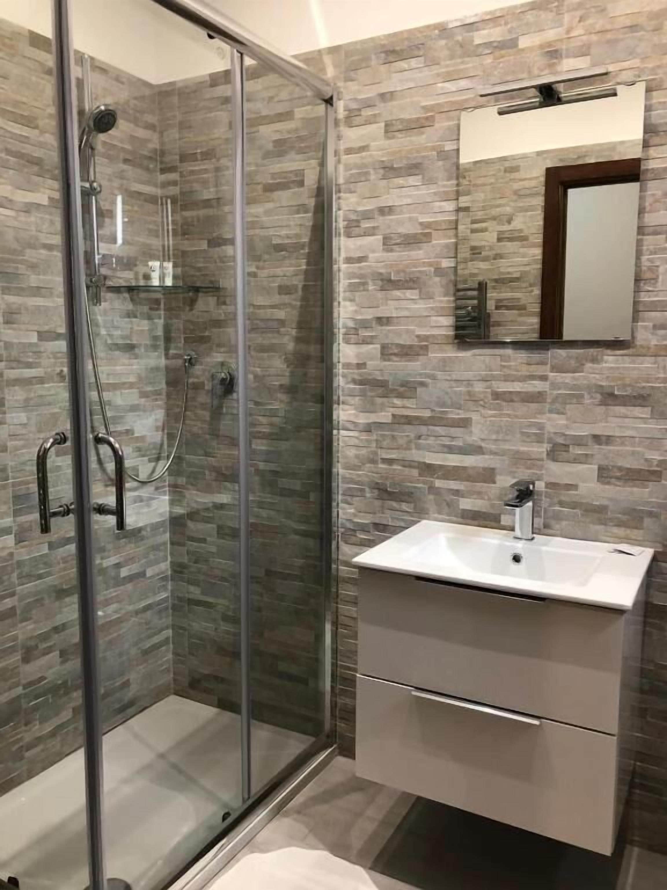 double room | bathroom | combined shower/bathtub, free toiletries, hair dryer, bidet