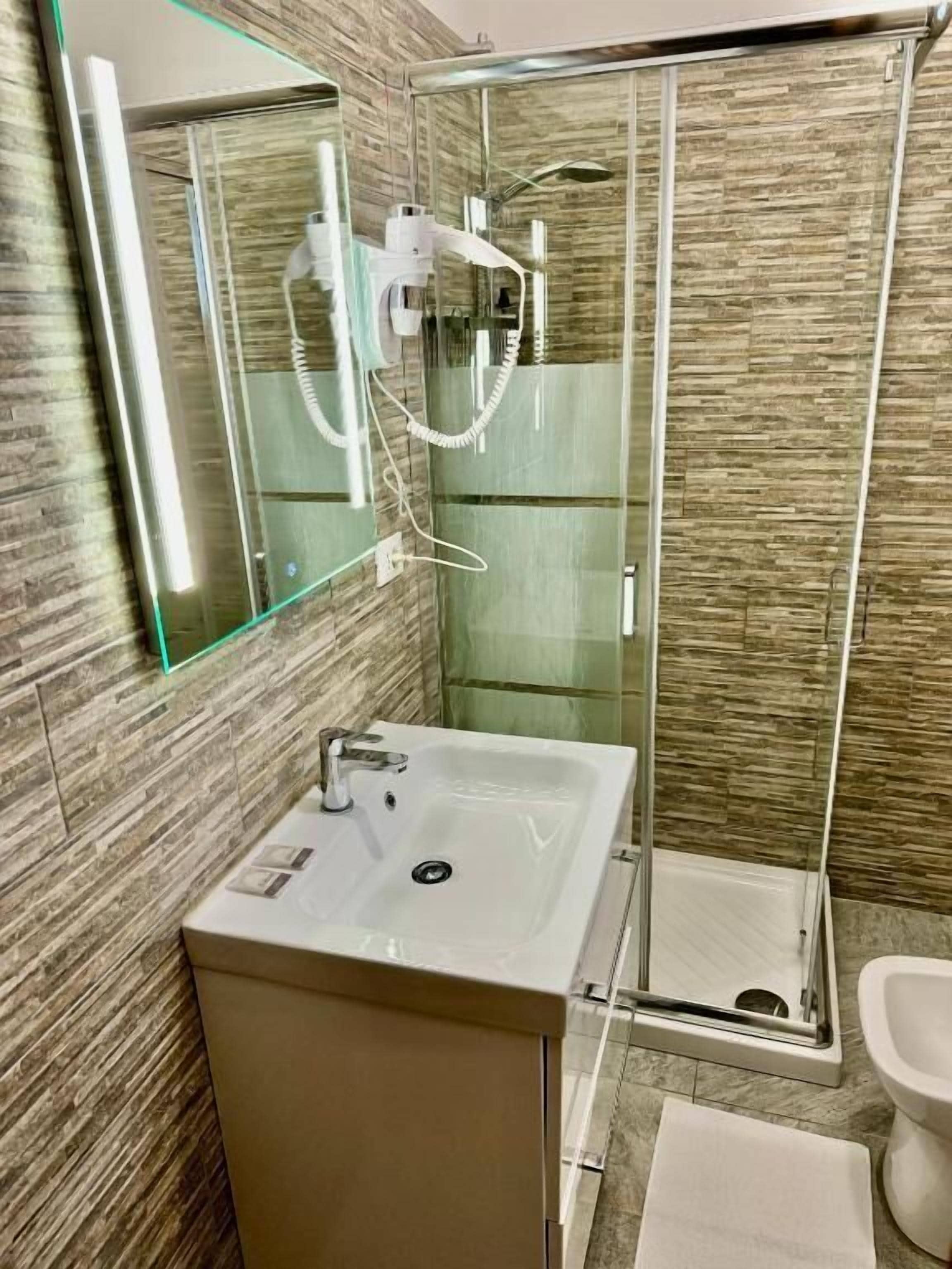 double room | bathroom | combined shower/bathtub, free toiletries, hair dryer, bidet