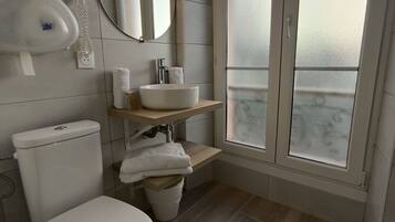 Douche, sèche-cheveux, serviettes fournies