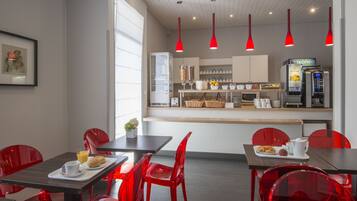 Petit déjeuner continental (12 EUR par personne)