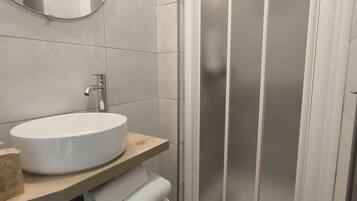 Dusche, Haartrockner, Handtücher