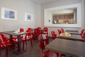 Daily continental breakfast for a fee - Amaryllis Hotel (Nice)