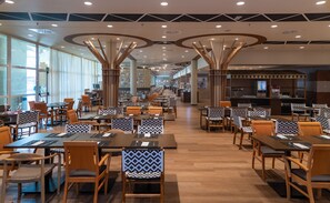 朝食、ランチ、ディナーに営業 (多国籍料理)