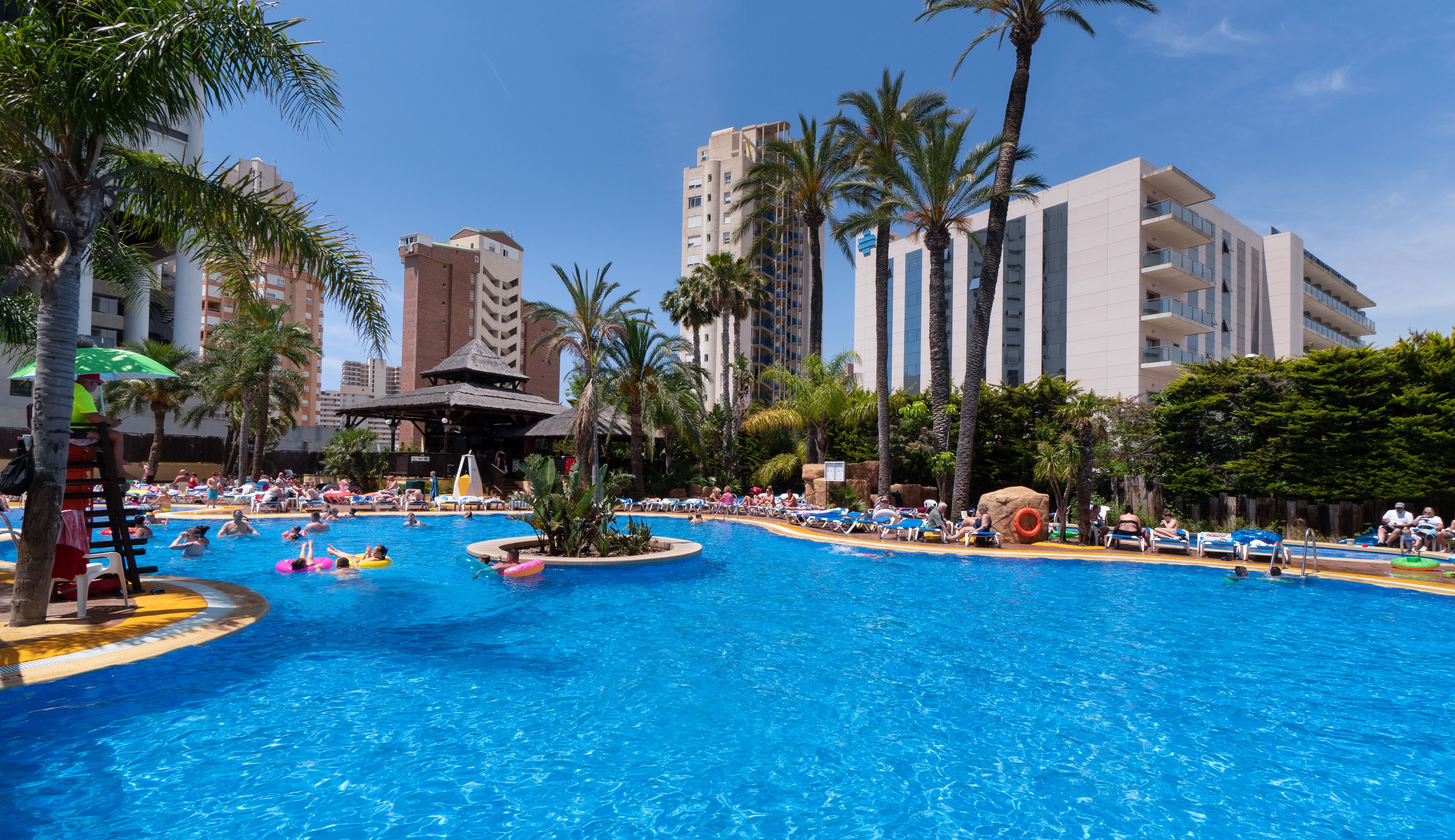 Una piscina al aire libre
