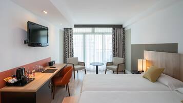 Habitació Club, balcó | Caixa forta a l'habitació, escriptori, wifi gratuïta i roba de llit