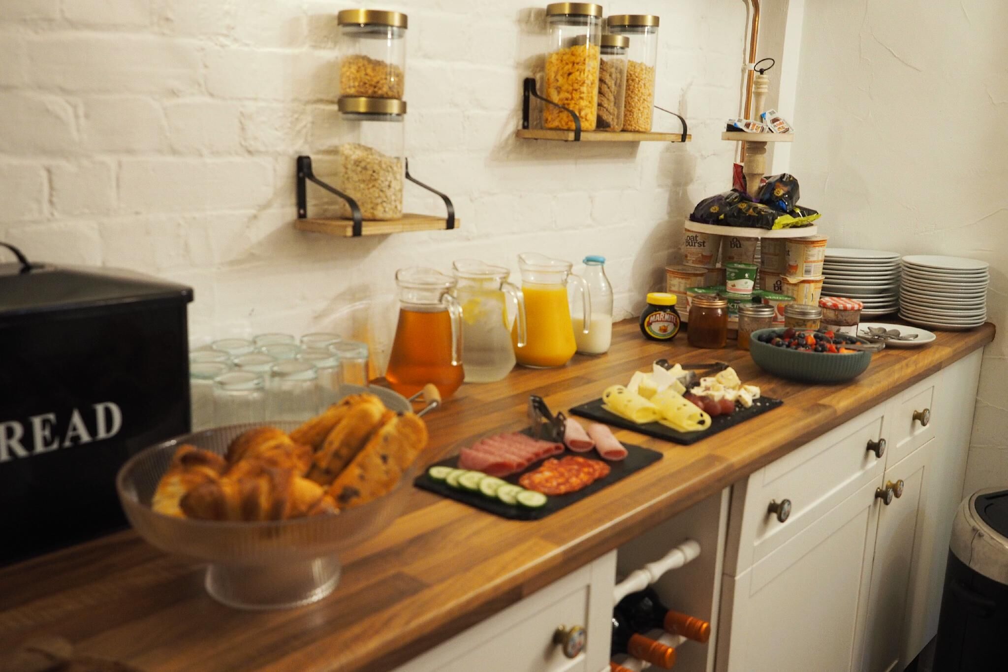 Petit déjeuner continental (11.95 GBP par personne)