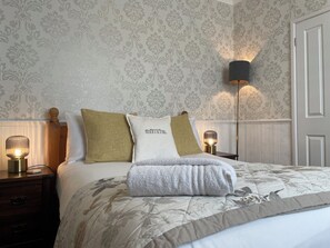 Superior Double Room, Ensuite | Desk, free WiFi, bed sheets - Fairlawn House (Salisbury)