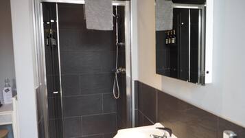 Standard Single Room, Ensuite | Bathroom | Hair dryer, towels, soap, shampoo