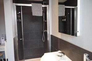 Standard Single Room, Ensuite | Bathroom | Hair dryer, towels, soap, shampoo - Fairlawn House (Salisbury)