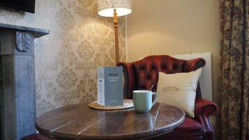 Deluxe Double Room, 1 Katil Raja (King), Ensuite (with shower) | Meja, Wi-fi percuma, cadar katil