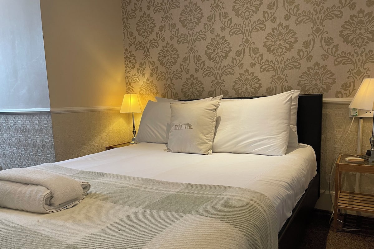 Standaard tweepersoonskamer, 1 tweepersoonsbed, en-suite badkamer | 1 slaapkamer, een bureau, gratis wifi, beddengoed