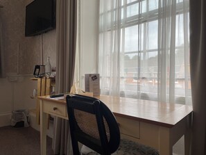 Family Room, Ensuite | Desk, free WiFi, bed sheets - Fairlawn House (Salisbury)