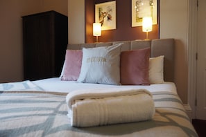 Deluxe Double Room, 1 King Bed, Ensuite (with shower) | Desk, free WiFi, bed sheets - Fairlawn House (Salisbury)