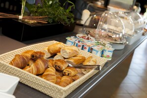 En buffé med croissanter, bröd och mejeriprodukter.