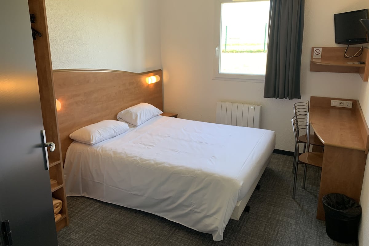 Economy Double Room | Peralatan tempat tidur premium, meja, langsir/tirai gelap terus