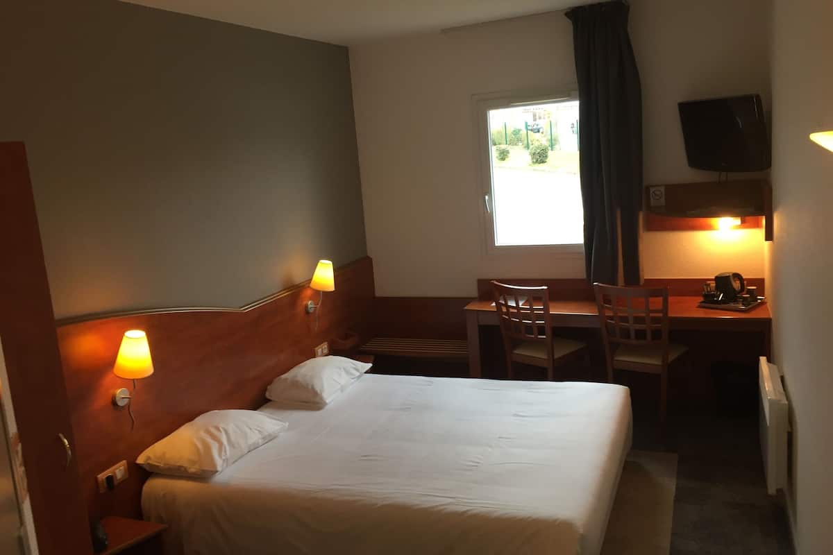 Comfort Double Room | Peralatan tempat tidur premium, meja, langsir/tirai gelap terus