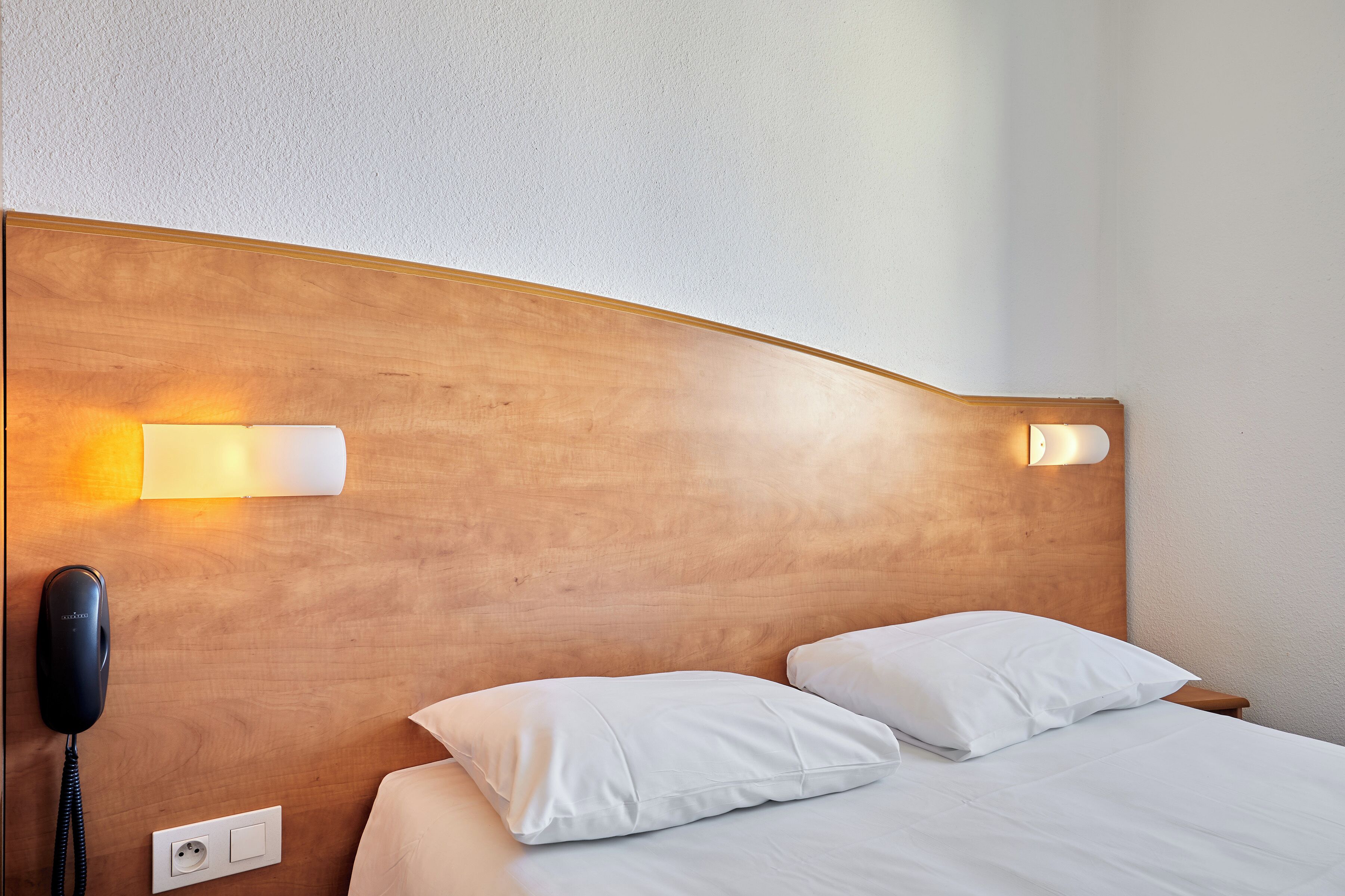 Economy tweepersoonskamer | Luxe beddengoed, een bureau, verduisterende gordijnen