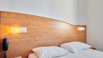 Economy tweepersoonskamer | Luxe beddengoed, een bureau, verduisterende gordijnen