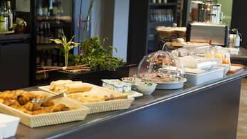 Daily continental breakfast (EUR 11 per person)
