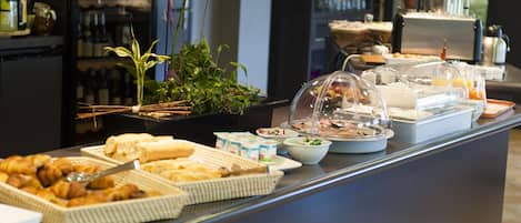 Daily continental breakfast (EUR 11 per person)