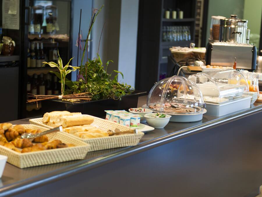 Daily continental breakfast (EUR 11 per person)