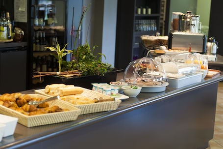 Desayuno continental (EUR 11 por persona)