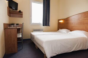 Premium bedding, desk, blackout curtains, soundproofing - Citotel Armony Hotel (Bourg-Achard)