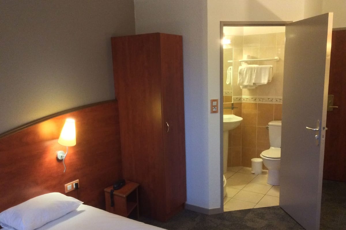 Comfort Single Room | Peralatan tempat tidur premium, meja, langsir/tirai gelap terus