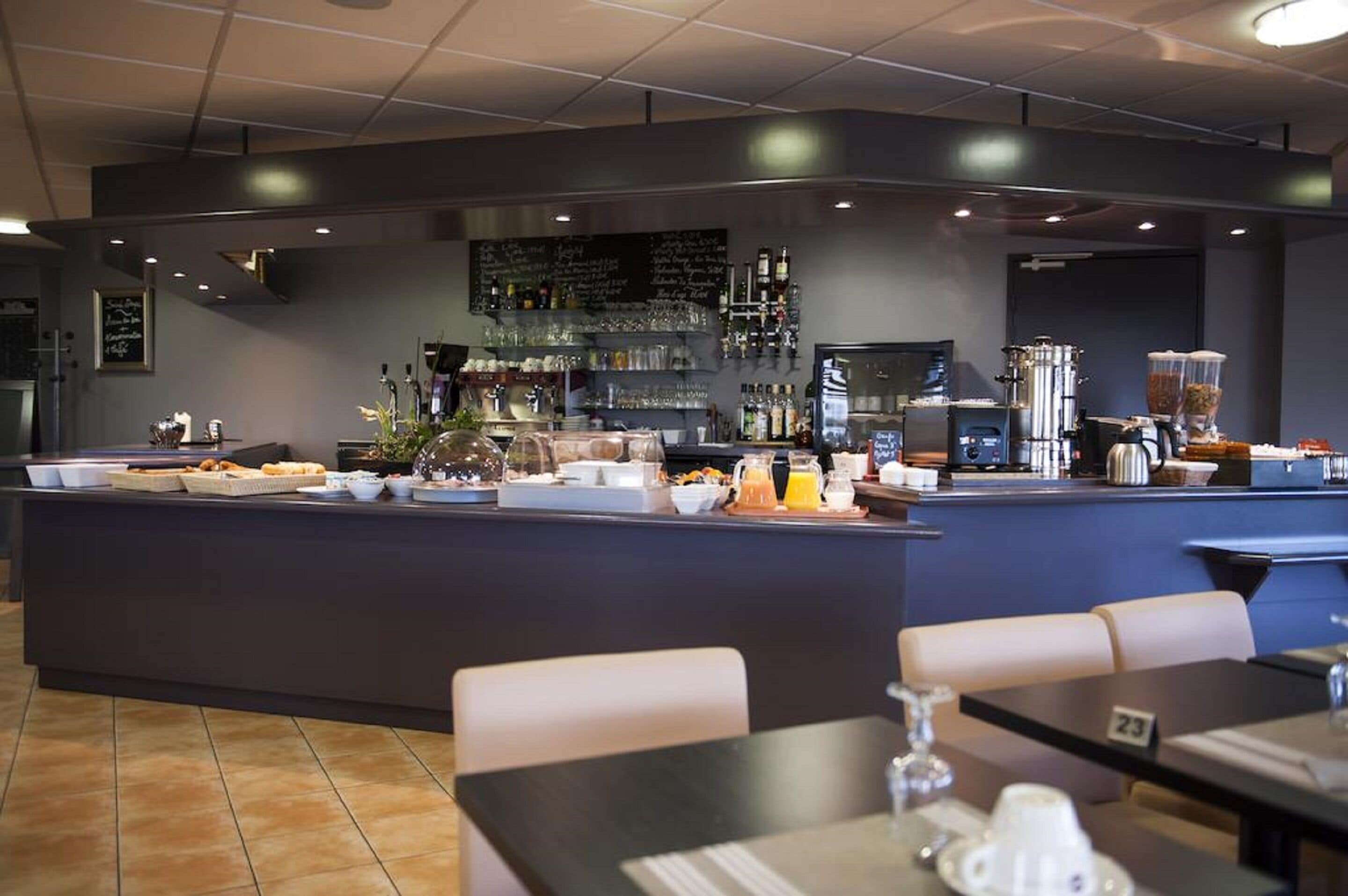 Daily continental breakfast (EUR 11 per person)