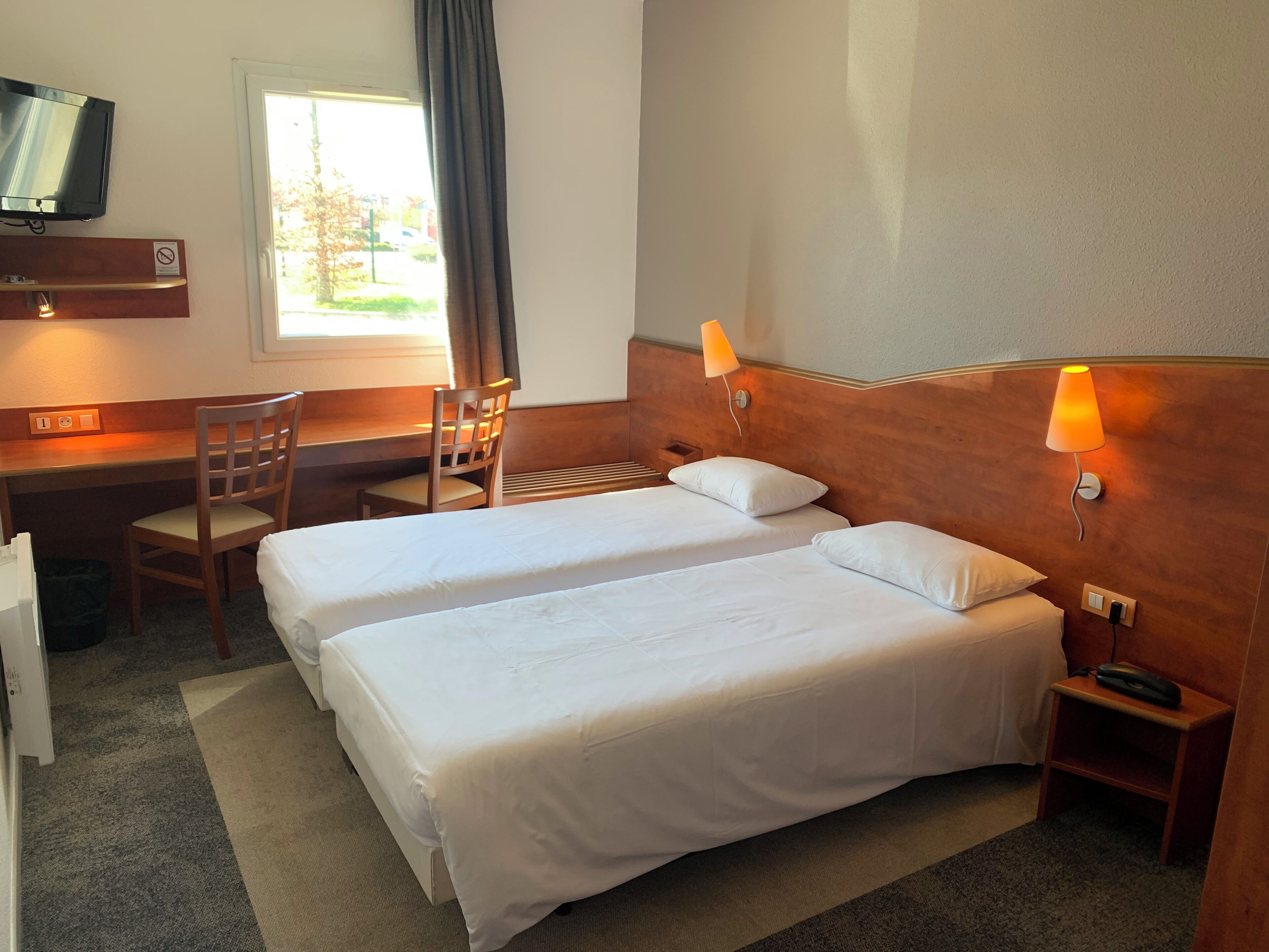 Chambre Confort avec lits jumeaux | Literie de qualité supérieure, bureau, rideaux occultants