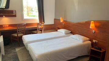 Chambre Confort avec lits jumeaux | Literie de qualité supérieure, bureau, rideaux occultants