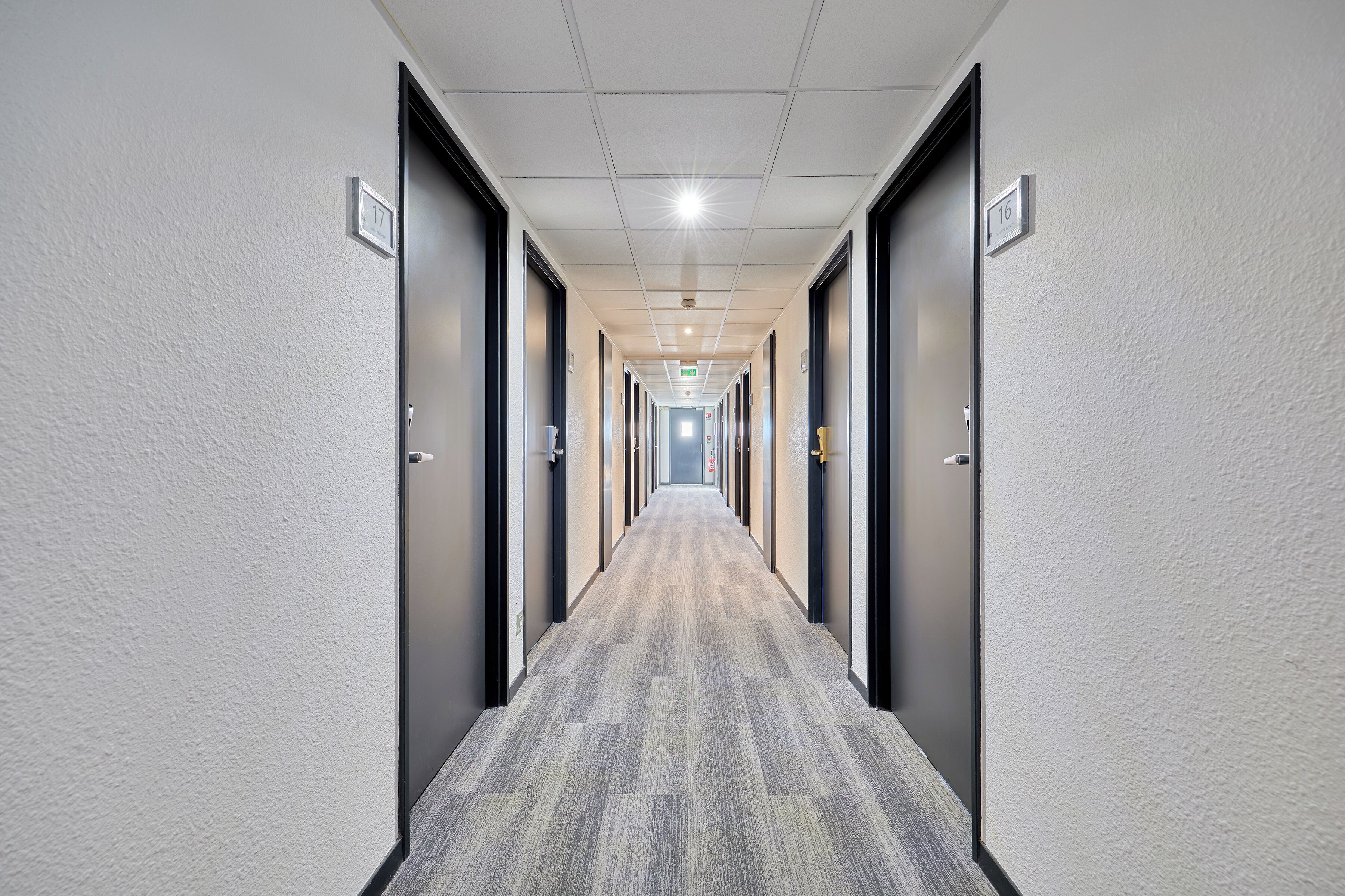 Luxe beddengoed, een bureau, verduisterende gordijnen