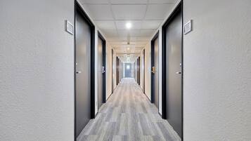 Luxe beddengoed, een bureau, verduisterende gordijnen