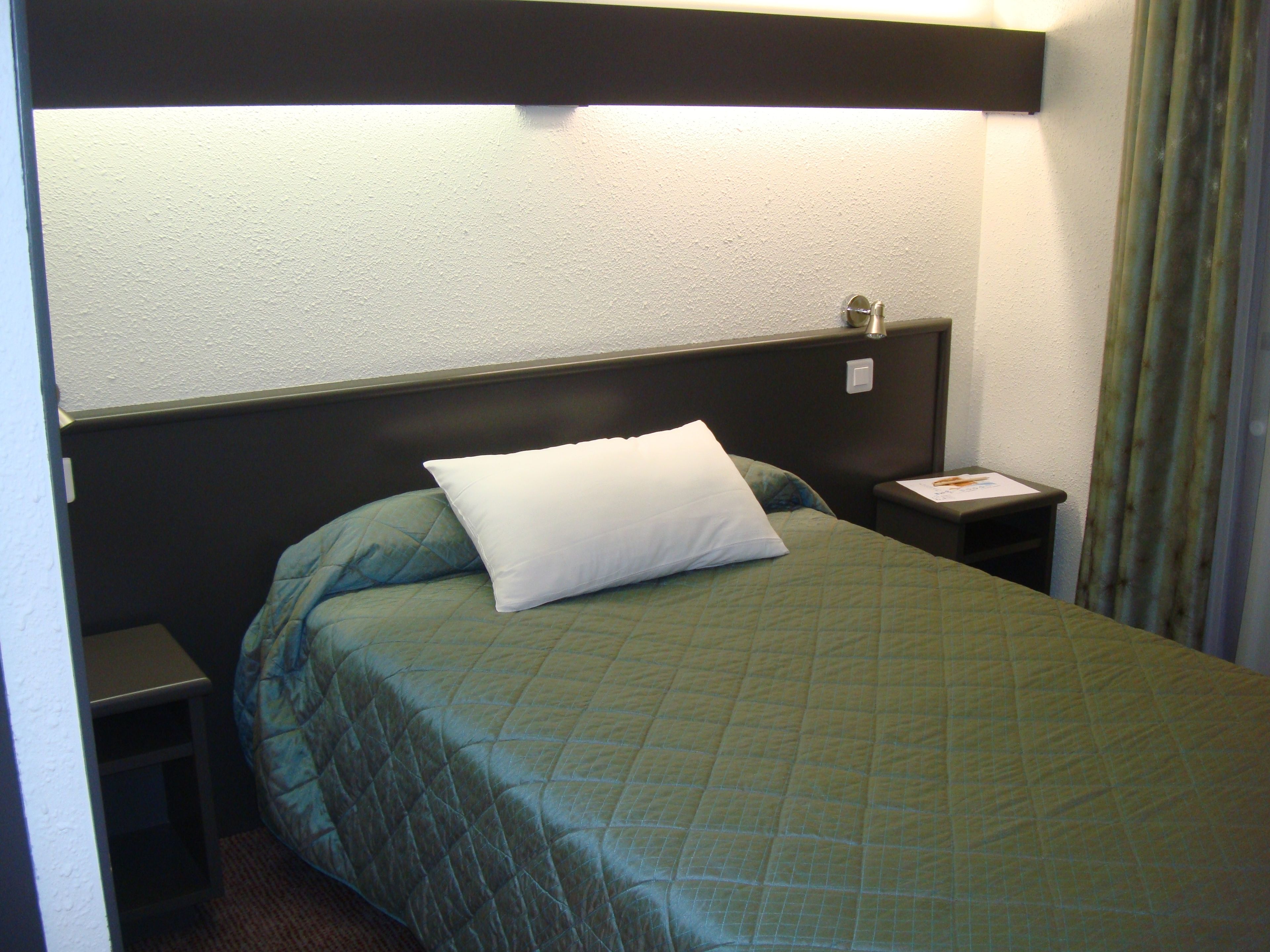 single standard with shower, air-conditioned | desk, free wifi, bed sheets, wheelchair access