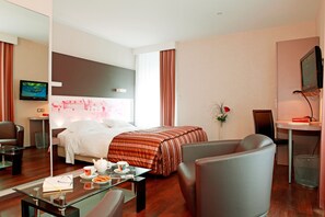 Escritorio, wifi gratis, ropa de cama y acceso para silla de ruedas 