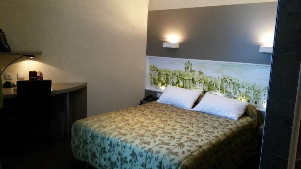 Escritorio, wifi gratis, ropa de cama y acceso para silla de ruedas 