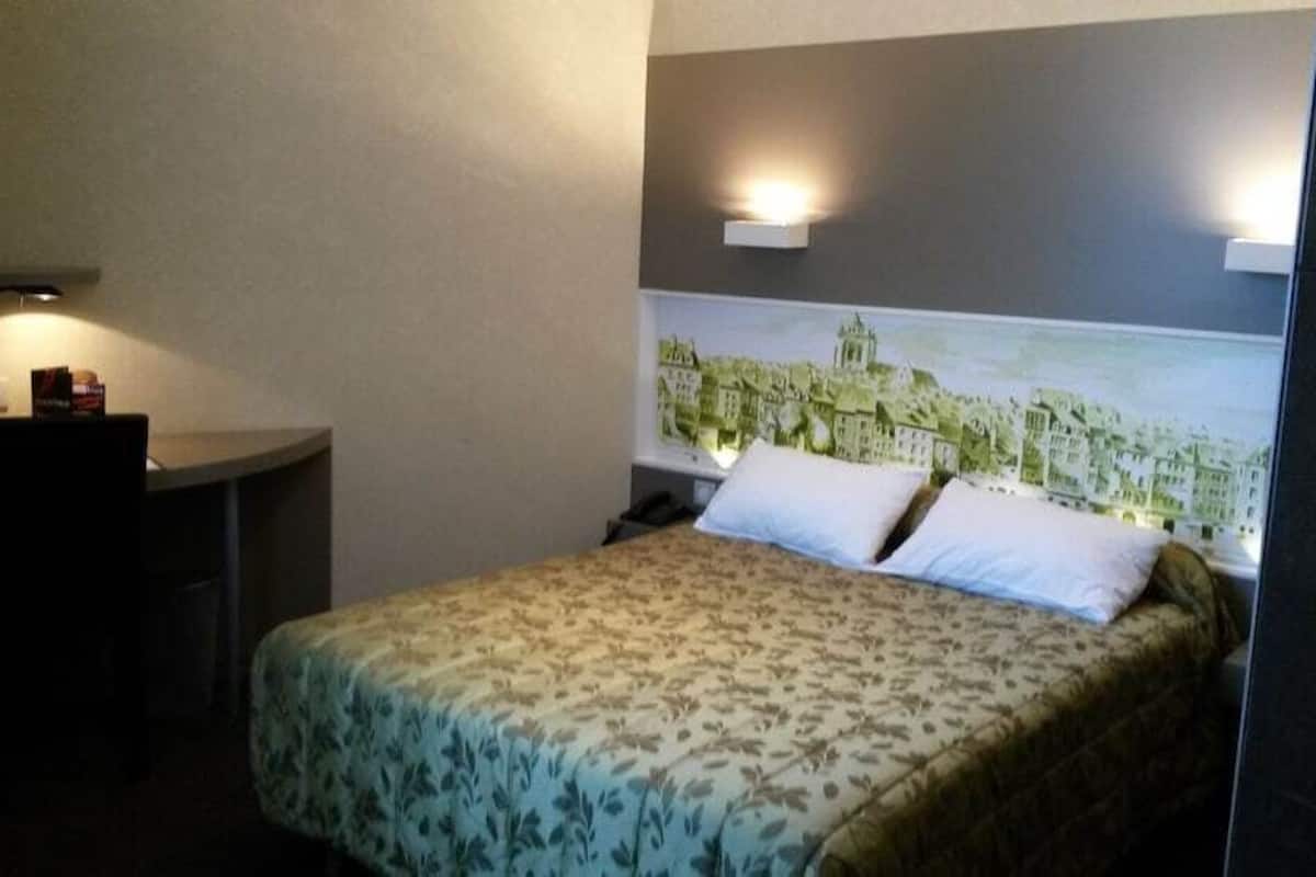 Escritorio, wifi gratis, ropa de cama y acceso para silla de ruedas