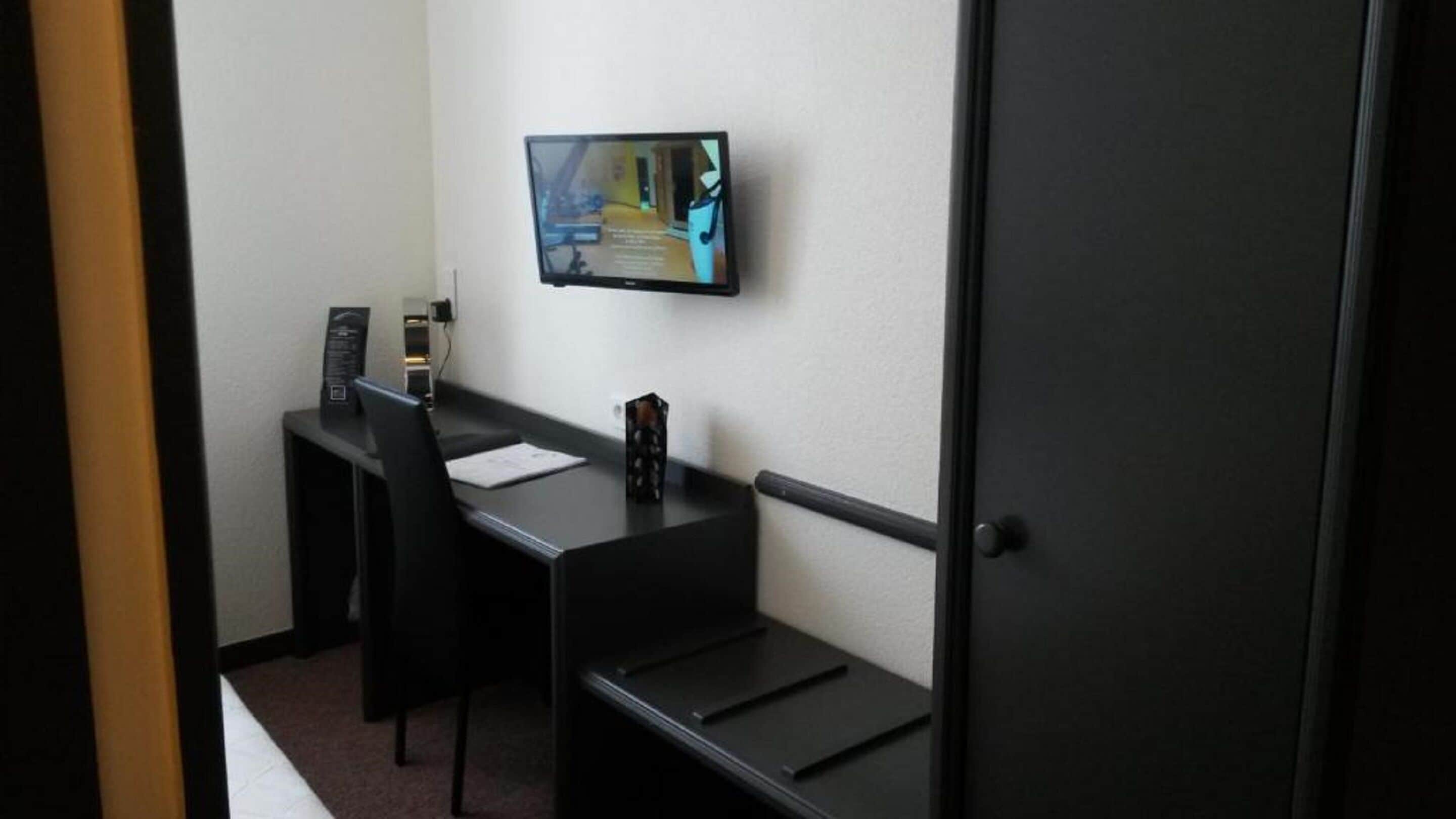 desk, free wifi, bed sheets, wheelchair access