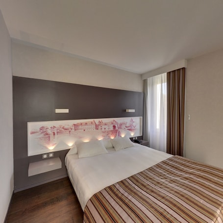 Escritorio, wifi gratis, ropa de cama y acceso para silla de ruedas